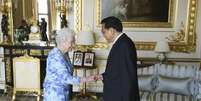 <p>Rainha Elizabeth da Grã-Bretanha recebe o premiê chinês, Li Keqiang no castelo de Windsor, no sul da Inglaterra, em 17 de junho</p>  Foto: Reuters