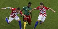 Song disputa bola com Rakitic e Olic em partida entre Croácia e Camarões, válida pelo Grupo A  Foto: Reuters
