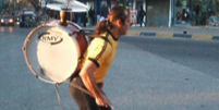 <p>Homem de uma banda só do Chile dança enquanto toca o instrumento conhecido como Chinchinero</p>  Foto: Flickr / Reprodução