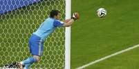 <p>Casillas deu rebote e a a bola ficou para Ar&aacute;nguiz marcar o segundo do Chile</p>  Foto: Reuters