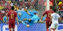 Sánchez cobra falta, Casillas rebate para o meio da área, mas a bola fica para Aránguiz, que chuta de bico para marcar o segundo do Chile  Foto: AFP