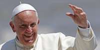 <p>O papa Francisco acena na Pra&ccedil;a S&atilde;o Pedro, no Vaticano. 11/06/2014</p>  Foto: Reuters