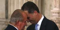 <p>O rei da Espanha, Juan Carlos, e seu filho, pr&iacute;ncipe Felipe, se abra&ccedil;am durante cerim&ocirc;nia de assinatura do ato de abdica&ccedil;&atilde;o no Pal&aacute;cio Real em Madrid, em 18 de junho</p>  Foto: Reuters