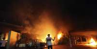 <p>Consulado norte-americano de Benghazi é visto em chamas em setembro de 2012</p>  Foto: Reuters