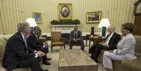 O presidente norte-americano, Barack Obama (centro), recebe parlamentares no Salão Oval da Casa Branca para discutir a situação no Iraque, em Washington, nos Estados Unidos, nesta quarta-feira. 18/06/2014  Foto: Kevin Lamarque / Reuters