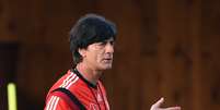 <p>O técnico da Alemanha, Joachim Löw, comanda treino da seleção</p>  Foto: AFP