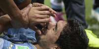 <p>Suárez se emociona ao comemorar o seu segundo gol na partida contra a Inglaterra</p>  Foto: AFP