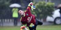 <p>Goleiro Júlio César fez questão de minimizar o "choque térmico" e ressaltou que a comissão técnica tem tomado os cuidados necessários</p>  Foto: Gaspar Nóbrega / Vipcomm