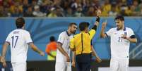 Katsouranis acerta carrinho em Hasebe, é advertido com o segundo amarelo e é expulso de campo  Foto: Reuters