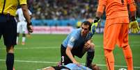 Álvaro Pereira dá susto contra a Inglaterra  Foto: AFP
