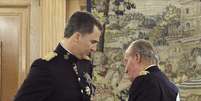 <p>Felipe VI recebe do pai a faixa de comandante das Forças Armadas</p>  Foto: EFE