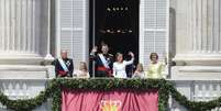 O rei Felipe VI, a rainha Letizia e as princesas Leonor (esq.) e Sofia acenam aos súditos espanhóis da sacada do Palácio do Oriente em Madri  Foto: AFP