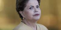 A presidente Dilma Rousseff espera o presidente reeleito da Colômbia, Juan Manuel Santos, antes de encontro no Palácio da Alvorada, em Brasília. 19/6/2014.  Foto: Ueslei Marcelino / Reuters