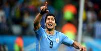 Suárez comemora seu segundo gol na partida, marcando 2 a 1 para o Uruguai contra a Inglaterra  Foto: Getty Images 