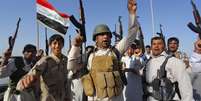 <p>Combatentes tribais gritam lemas em respostas &agrave;s for&ccedil;as de seguran&ccedil;a iraquianas</p>  Foto: Reuters