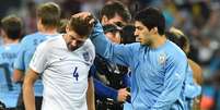 Companheiros de Liverpool, Suárez e Gerrard atuaram em lados opostos nesta quinta-feira  Foto: AFP