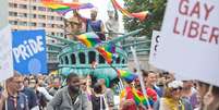 Milhares de pessoas se juntaram neste sábado nas ruas da capital da Alemanha para celebrar o Christopher Street Day, o dia em que homossexuais e transexuais tradicionalmente reivindicam seus direitos contra a discriminação  Foto: Joerg Carstensen / EFE