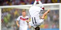 <p>Klose fez a tradicional cambalhota ao marcar seu gol histórico em Copas, mas errou o cálculo e aterrissou sentado</p>  Foto: AFP