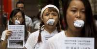 <p>Artistas protestam para chamar novos chineses a participar do referendo em Hong Kong</p>  Foto: Reuters