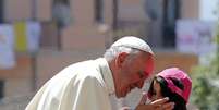 <p>Papa Francisco beija uma garota enquanto ele chega para visitar uma catedral em Cassano allo Jonio, sul da Itália</p><p> </p>  Foto: Reuters