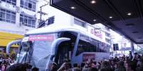 Ônibus da Costa Rica é cercado por torcedores em Santos  Foto: Allan Farina / Terra