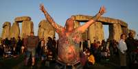 <p>V&aacute;rias pessoas&nbsp;se reuniram no sul da Inglaterra para comemorar o solst&iacute;cio de ver&atilde;o</p>  Foto: AFP