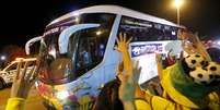 Sele&ccedil;&atilde;o Brasileira chega ao hotel em Bras&iacute;lia cercado de torcedores, onde enfrenta a equipe de Camar&otilde;es na segunda-feira, &agrave;s 17h  Foto: Ricardo Matsukawa / Terra