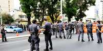 A polícia militar faz cerco em ruas no entorno do Maracanã, no Rio de Janeiro, ao contrário do que tinha prometido. Para entrar na área, os vizinhos do estádio, além de jornalistas e torcedores, precisam mostrar identidade, convite ou comprovante de endereço para chegar próximo. Jogo entre Bélgica e Rússia acontece neste domingo (22) às 13 h  Foto: Daniel Ramalho / Terra