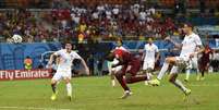 No último lance do jogo, Cristiano Ronaldo alça bola da direita, Varela mergulha e cabeceia para o gol, empatando a partida em 2 a 2  Foto: Reuters