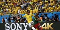 Paulinho domina a bola em partida contra Camarões em Brasília  Foto: Ricardo Matsukawa / Terra
