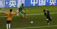 David Villa abre placar para a Espanha em jogo contra a Austrália, na Arena da Baixada, em Curitiba  Foto: Reuters