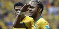 Neymar comemora com a torcida o primeiro gol na partida contra Camarões  Foto: Ricardo Matsukawa / Terra