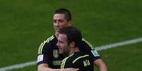 Juan Mata comemora gol da Espanha com Fernando Torres.  Foto: Amr Abdallah Dalsh / Reuters