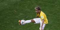 <p>Neymar controla a bola durante vitória do Brasil sobre Camarões por 4 a 1.</p>  Foto: David Gray / Reuters