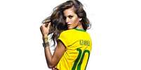 Izabel Goulart usa biquíni com as cores do Brasil  Foto: @iza_goulart/ Instagram / Reprodução