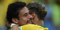<p>Neymar abraça Fred depois de o camisa 9 marcar de cabeça</p>  Foto: Reuters