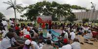 <p>Membros do grupo # BringBackOurGirls participam de um protesto em Abuja, em 18 de junho, em prol das&nbsp;mais de 200 estudantes sequestradas, no nordeste da Nig&eacute;ria em 14 de abril pelo grupo militante isl&acirc;mico Boko Haram</p>  Foto: Reuters