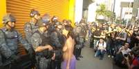 Manifestante encara PMs durante protesto em SP  Foto: Janaina Garcia / Terra