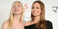 Angelina Jolie e Elle Fanning estiveram em Tóquio nesta quarta-feira (24) para promover o filme 'Malévola', que estreia nos cinemas japoneses no dia 5 de julho   Foto: Toru Yamanaka / AFP