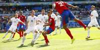 Giancarlo Gonzalez, da Costa Rica, salta para cabecear a bola durante jogo contra a Inglaterra  Foto: Reuters