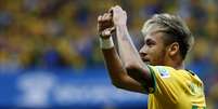 <p>Neymar comemora gol marcado na&nbsp;vit&oacute;ria sobre Camar&otilde;es</p>  Foto: Ricardo Matsukawa / Terra