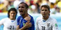 Chiellini mostra marca da mordida de Suárez  Foto: Reuters