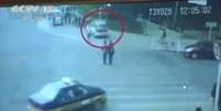 <p>V&iacute;deo exibido pela emissora estatal China Central Television (CCTV), em 16 de junho,&nbsp;mostra o ataque ocorrido em 28 de outubro de 2013, no qual um ve&iacute;culo branco matou dois turistas e feriu outros 40</p>  Foto: AFP