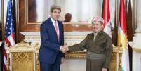 <p>O presidente curdo Masud Barzani cumprimenta o secretário de Estado  americano, John Kerry, no palácio presidencial em Arbil, capital da região autônoma do Curdistão, norte do Iraque, em 24 de junho </p>  Foto: Reuters