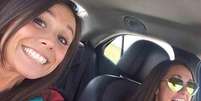 <p>Oito minutos antes do acidente, a jovem tirou e publicou uma selfie animada ao lado de sua amiga, que dirigia o carro</p>  Foto: KCTV / Reprodução