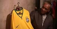 Sueli guarda camisa do Brasil que filho queria usar na Copa  Foto: BBC Mundo