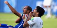 <p>Suárez mordeu o ombro do italiano Chiellini em jogo da Copa do Mundo</p>  Foto: Getty Images 