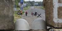 <p>Mulheres se aproximam&nbsp;de um ponto de fronteira perto da cidade de Kramatorsk, regi&atilde;o de Donetsk, no leste da Ucr&acirc;nia, nesta ter&ccedil;a-feira, 24 de junho</p>  Foto: AP