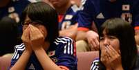 Torcedores choram e lamentam após derrotas das seleções em jogos da Copa do Mundo de 2014. Na foto, torcedores do Japão lamentam a eliminação após a derrota por 4 a 1 para a Colômbia  Foto: AFP
