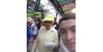 Jovem forneceu ao canal de ITV News selfie que tirou com a Rainha Elizabeth II  Foto: ITV News / Reprodução